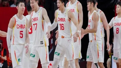 17岁泳坛新星春季赛独得四金，勇夺三项体能赛事冠军，实力非凡！